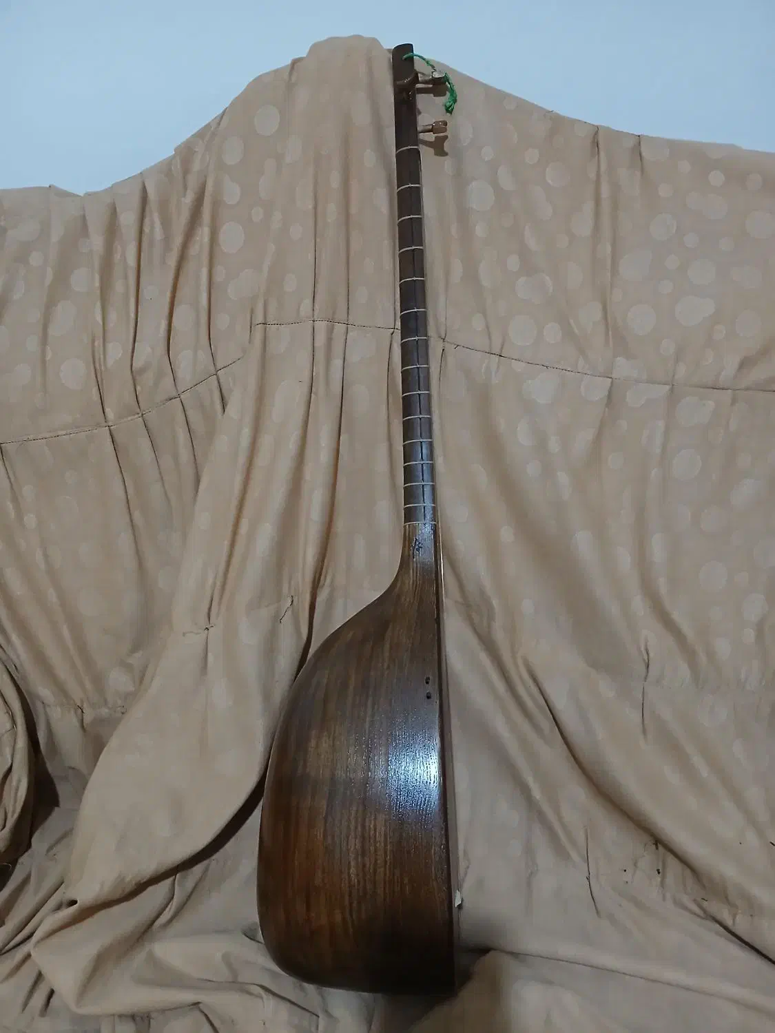 تنبور کاسه ای دو مهر|سازهای سنتی|کرمانشاه, |دیوار