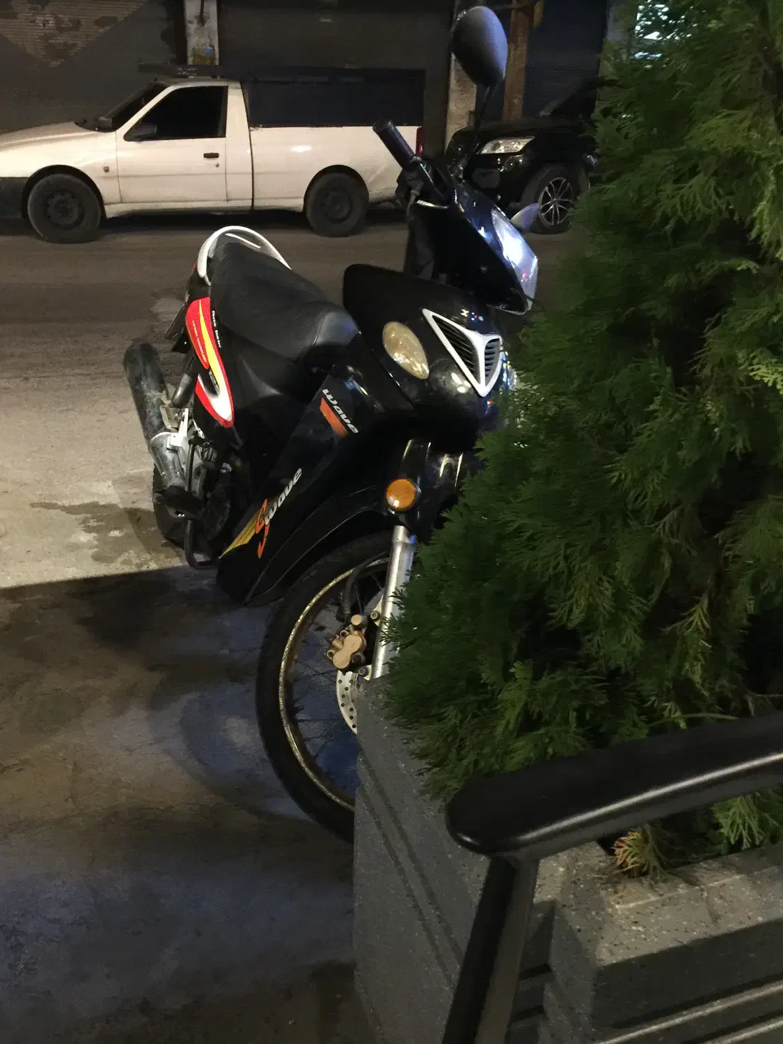 روان ۱۱۰|موتورسیکلت|بندر انزلی, موج شکن|دیوار