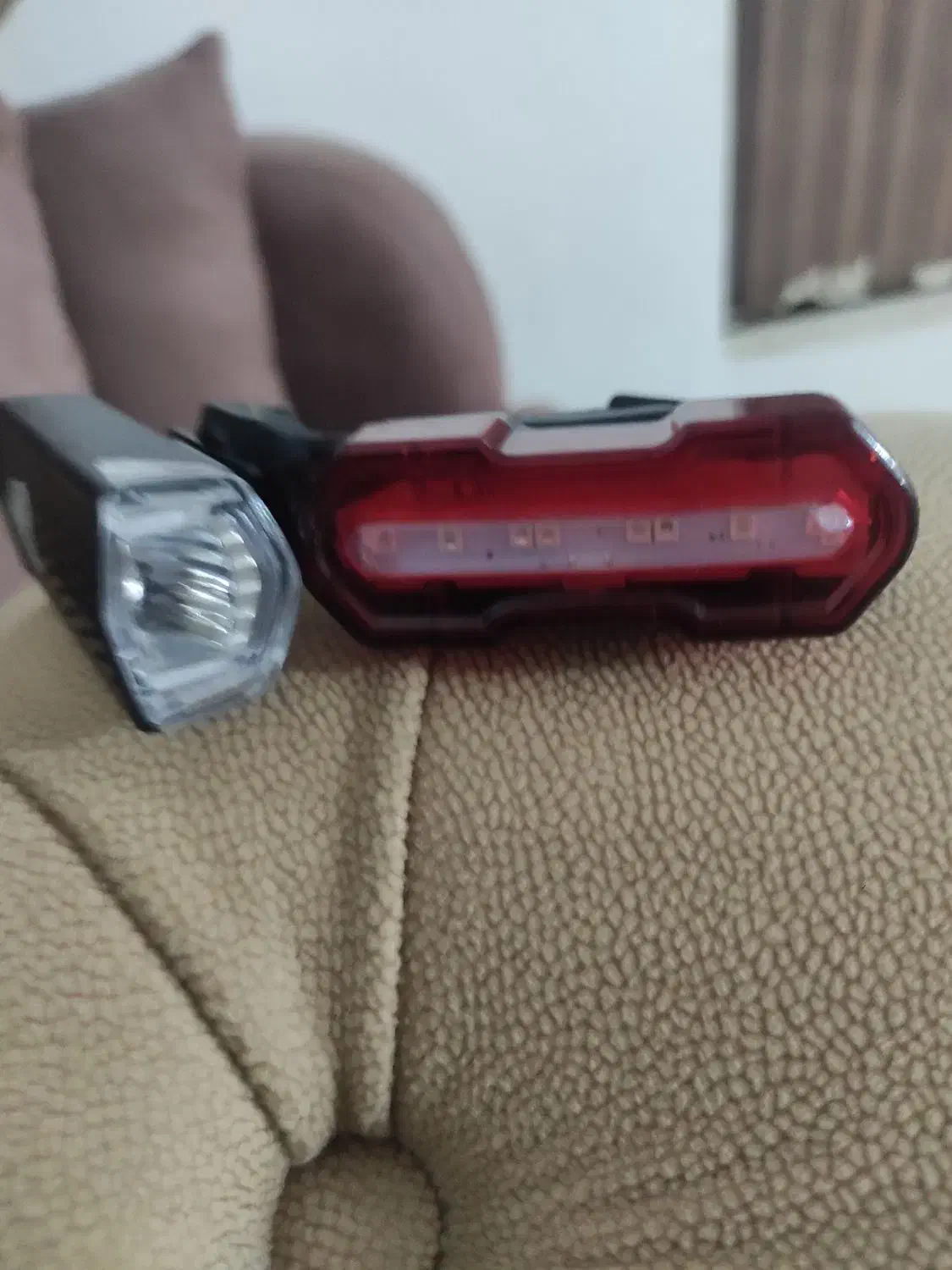 یک عدد چراغ راهنما دوچرخه یک عدد چراغ جلوی دوچرخه|دوچرخه، اسکیت، اسکوتر|مشهد, چهارچشمه|دیوار