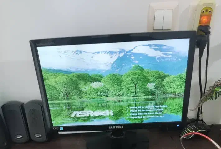 کامپیوتر کاملا سالم|رایانه رومیزی|صحنه, |دیوار