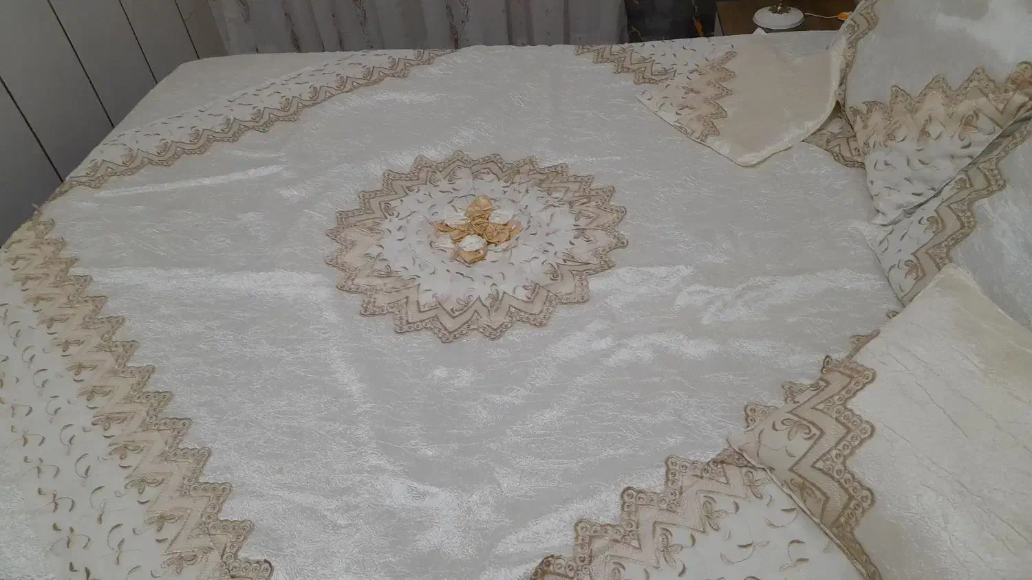 روتختی دونفره پارچه  ترک با گلهای برجسته|سرویس روتختی|اصفهان, ملک‌شهر|دیوار