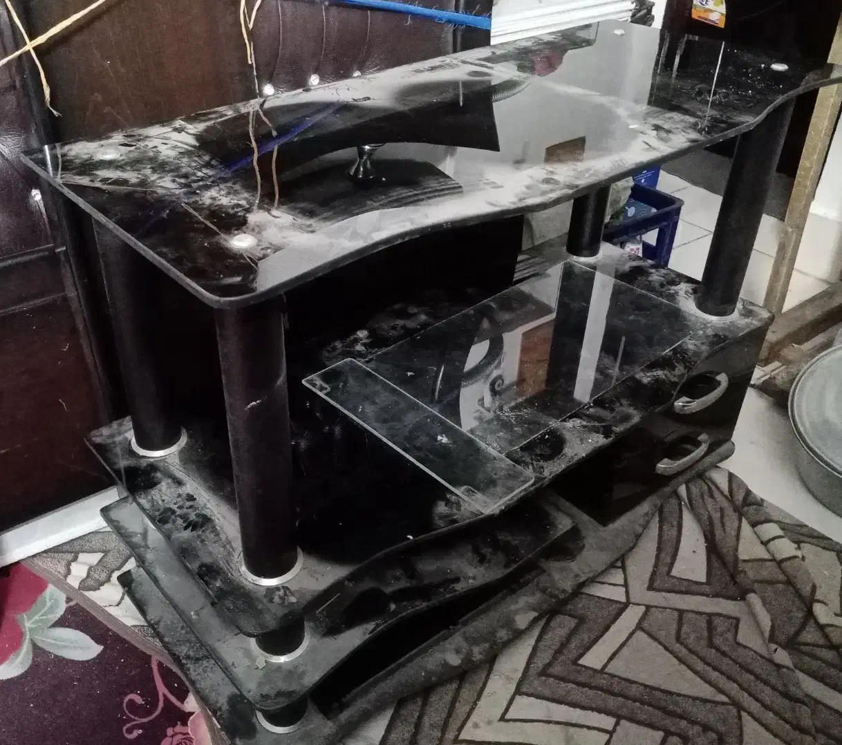 حراج میز تلویزیون شیشه ای و در چوبی سفید|میز تلویزیون|مشهد, نوید|دیوار