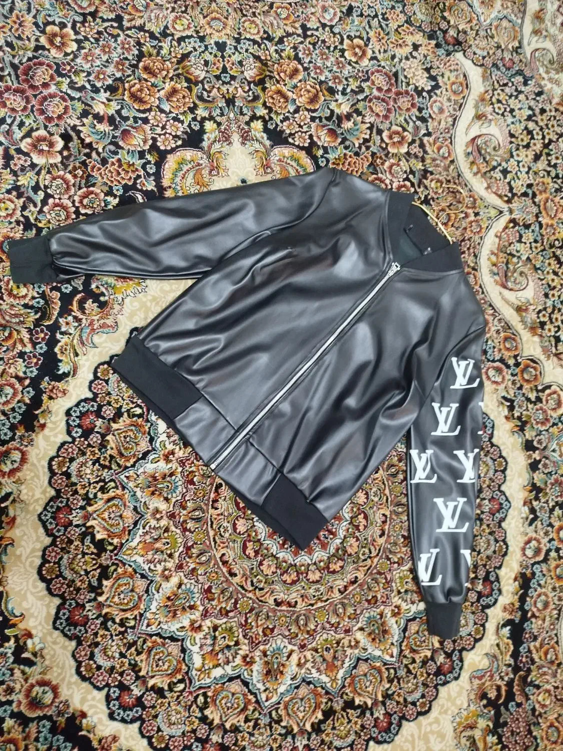 سویشرت طرح چرم|لباس|پیشوا, |دیوار