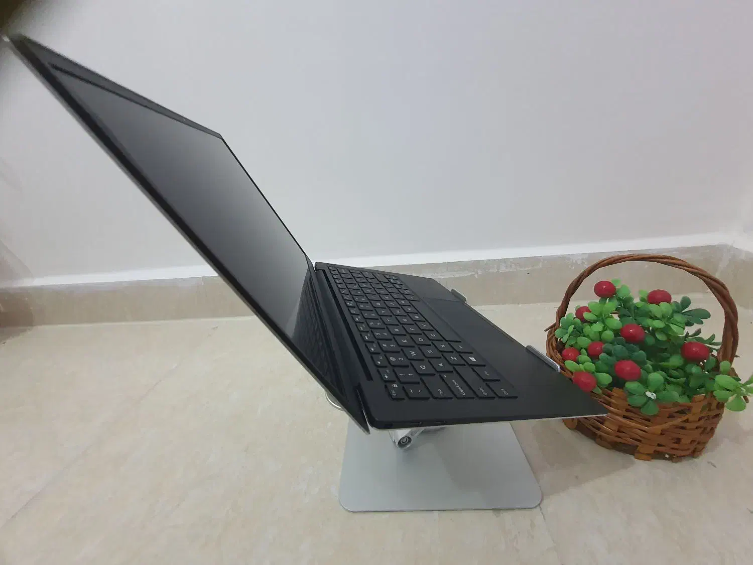 نازک‌ترین لپ تاپ جهان بدون فریم 4K|رایانه همراه|دزفول, |دیوار