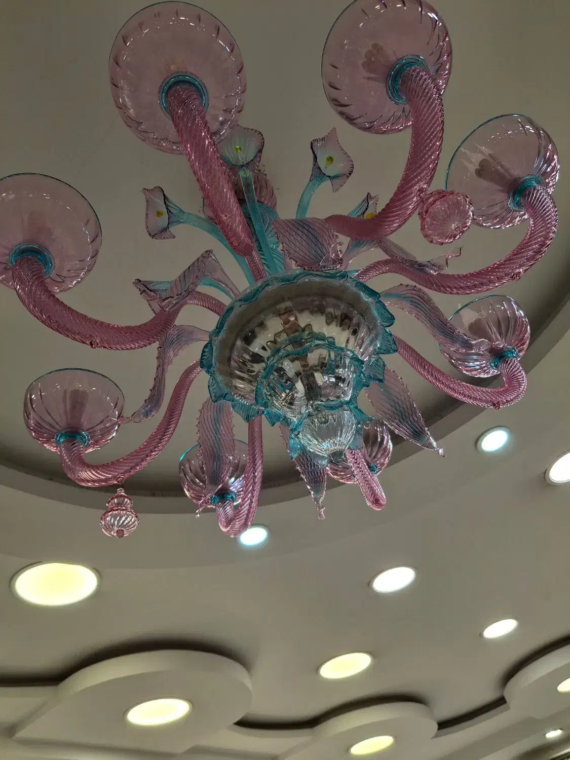 تعدادی لوازم خارجی سالن درحدنو|لوستر و چراغ آویز|تهران, شکوفه (عبدل آباد)|دیوار