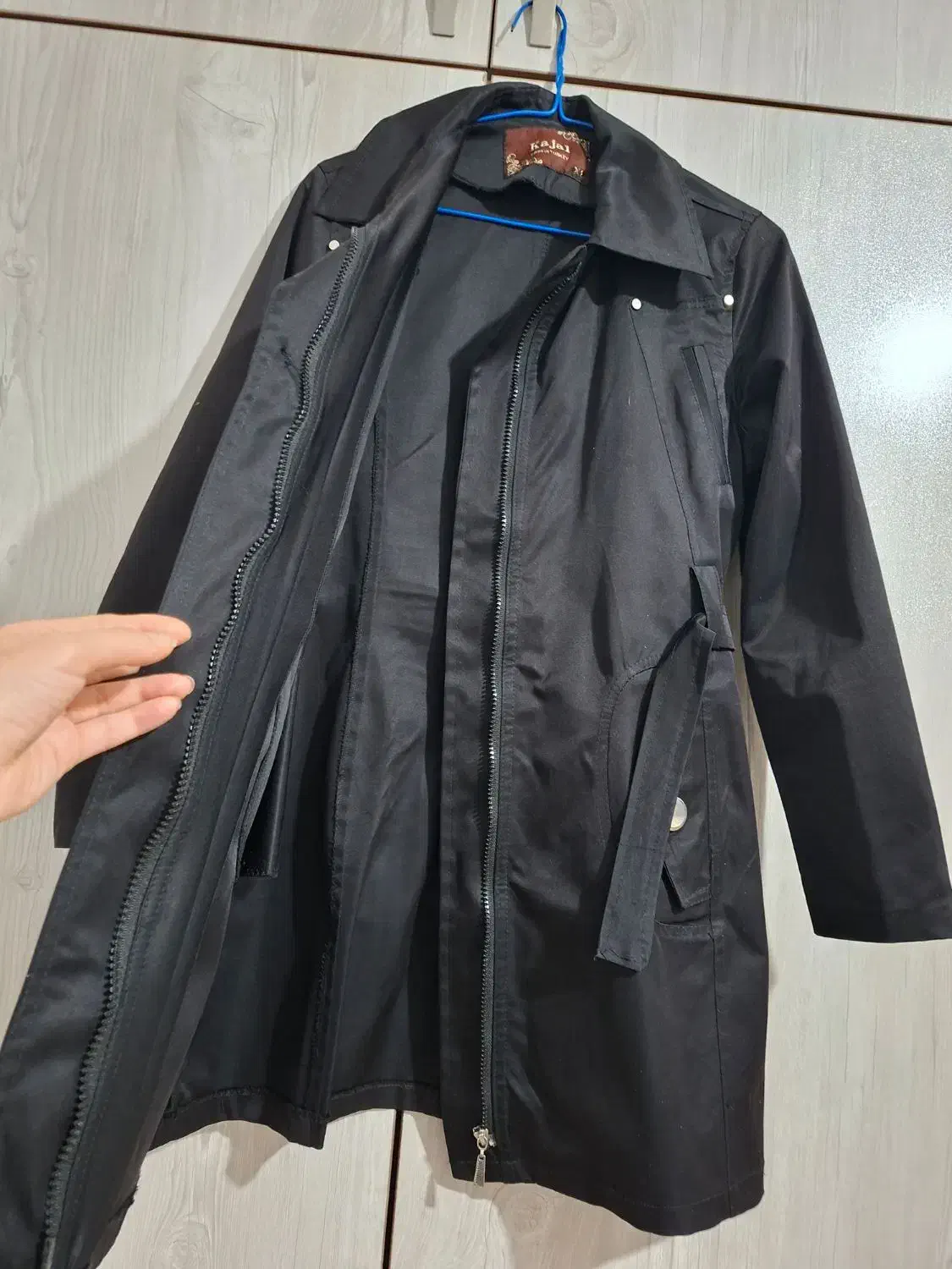 بارانی|لباس|رشت, عینک|دیوار