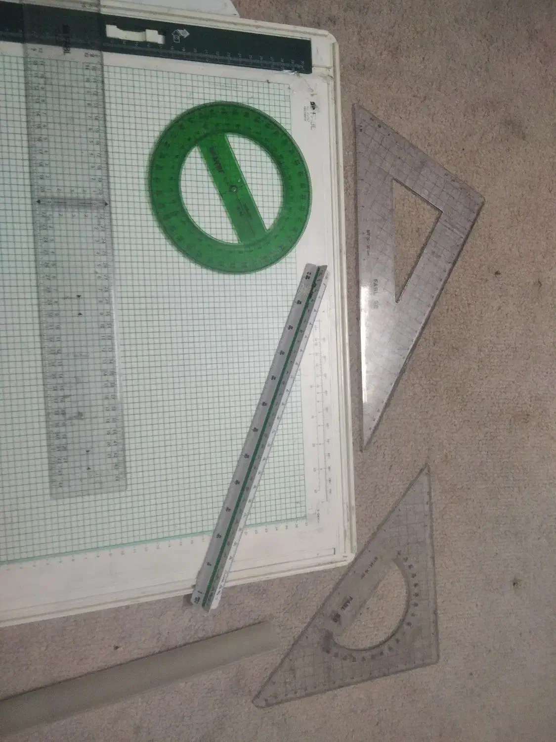 تخته رسم به همراه خط کش T و ...|لوازم التحریر|فولادشهر, مسکن مهر فولادشهر|دیوار