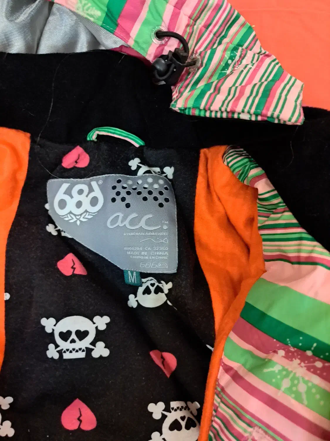 کاپشن  دستکش دار ، برند معروف  ۶۸۶|ورزش‌های زمستانی|تهران, کوی بیمه|دیوار