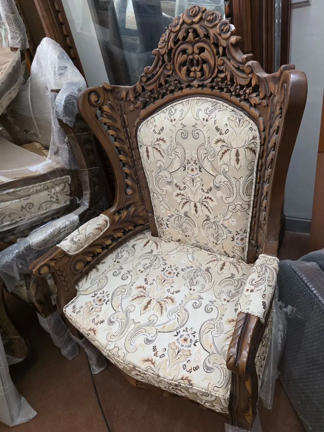 مبلمان چوبی و ویترین چوبی در حد نو|مبلمان خانگی و میز عسلی|اصفهان, سرتاوه|دیوار