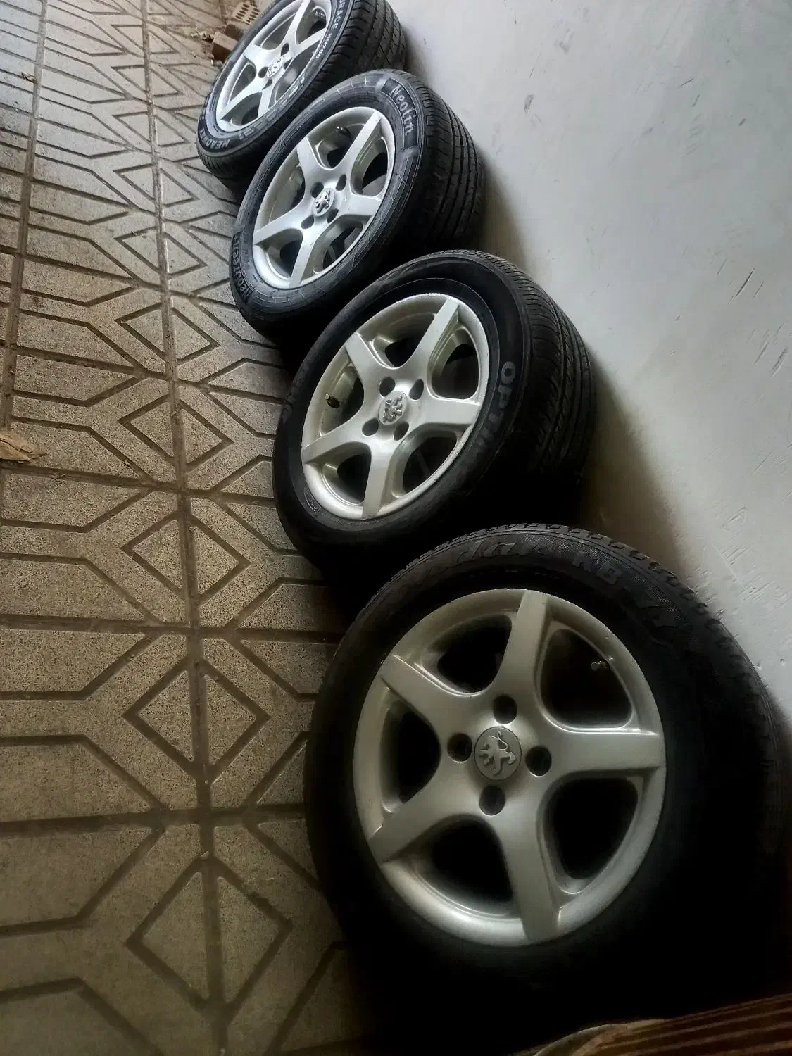 ۴ حلقه رینگ و لاستیک ۵ پر سایز ۱۵ لاستیک ۶۰ درصد|قطعات یدکی و لوازم جانبی|مشهد, سرافرازان|دیوار