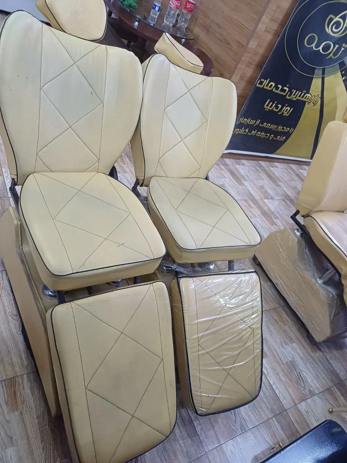 دوتا صندلی اصلاح و تخت ماساژ|آرایشگاه و سالنهای زیبایی|چهاردانگه (تهران), |دیوار