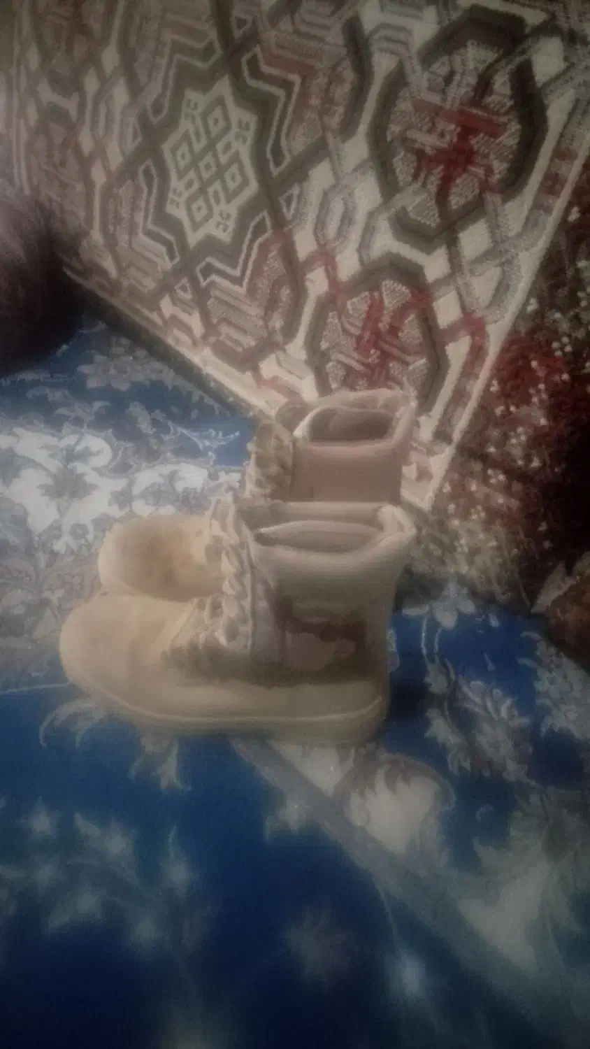 پوتین|کیف، کفش، کمربند|کرباسک, |دیوار