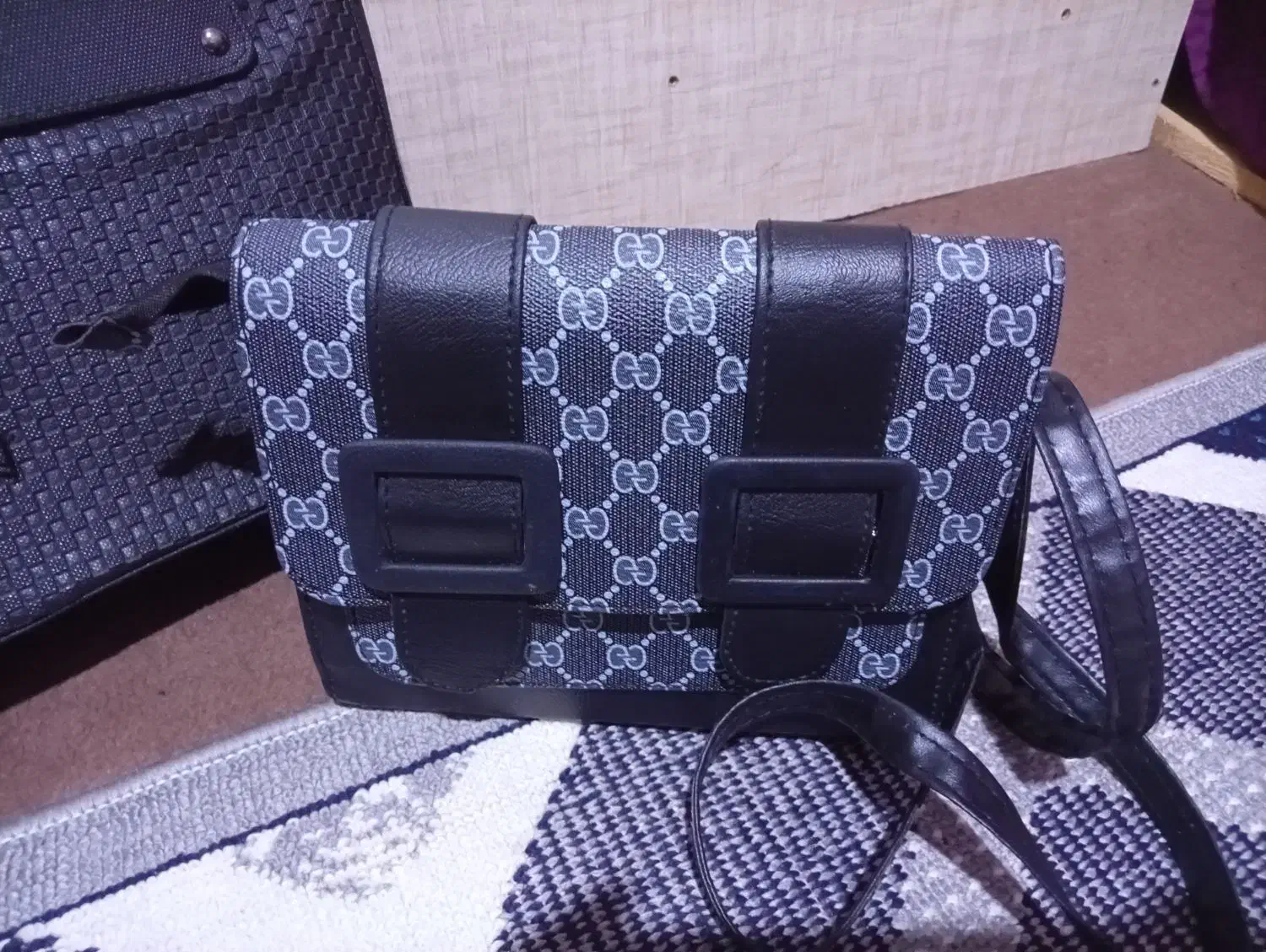 کیف|کیف، کفش، کمربند|سلماس, |دیوار