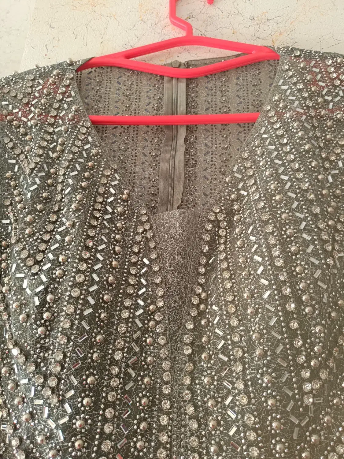 لباس مجلسی|لباس|صدرا-فارس, فاز ۱|دیوار