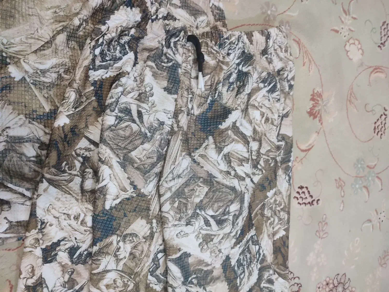 لباس و پوشاک|لباس|باغ ملک, |دیوار