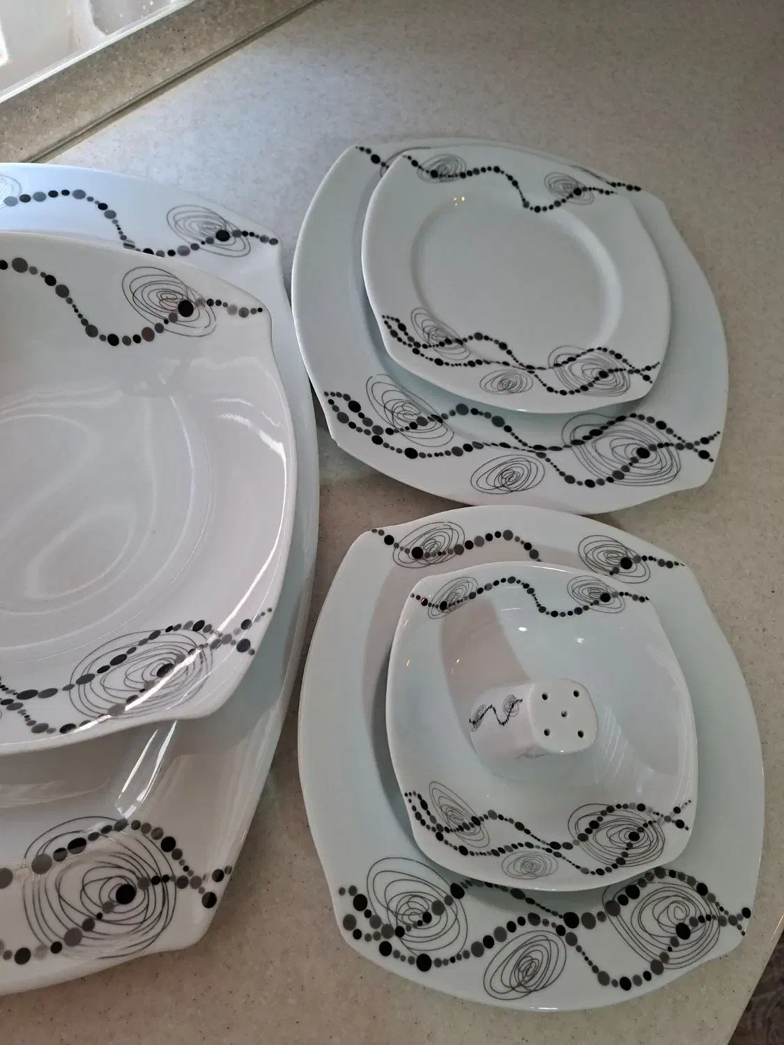 سرویس چینی۱۸نفره|ظروف سرو و پذیرایی|خرم‌آباد, |دیوار