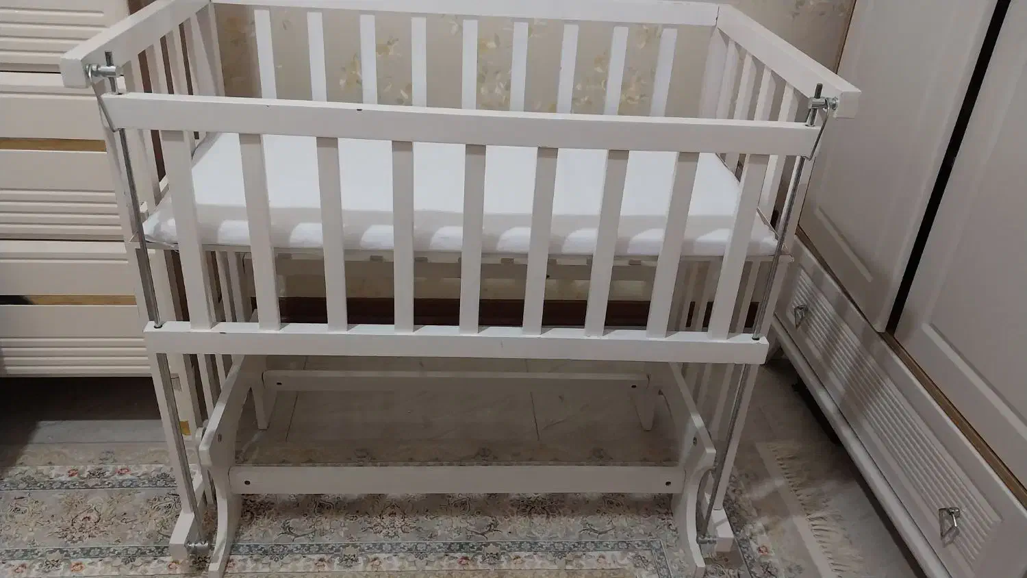 تخت گهواره کنار مادر|تخت و صندلی بچه|تهران, زاهد گیلانی|دیوار