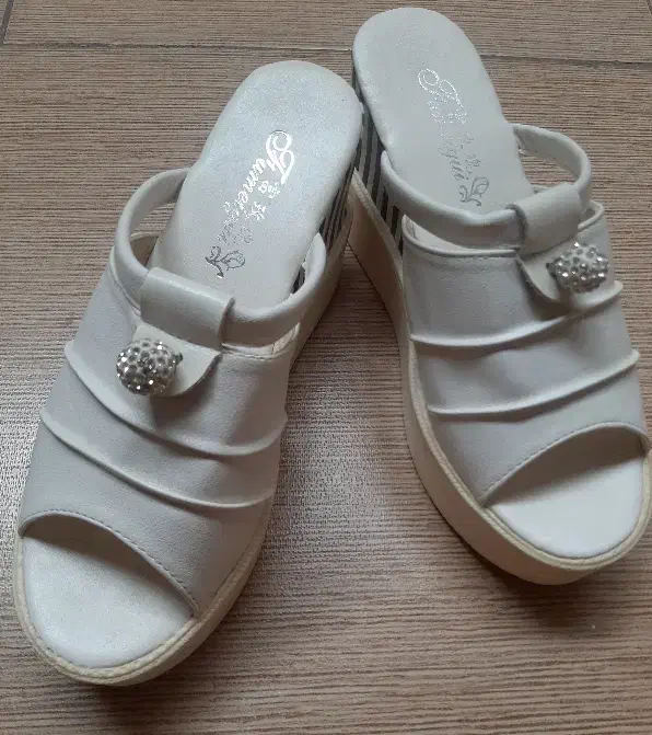 صندل مجلسی چرمی خارجی|کیف، کفش، کمربند|خمینی‌شهر, |دیوار