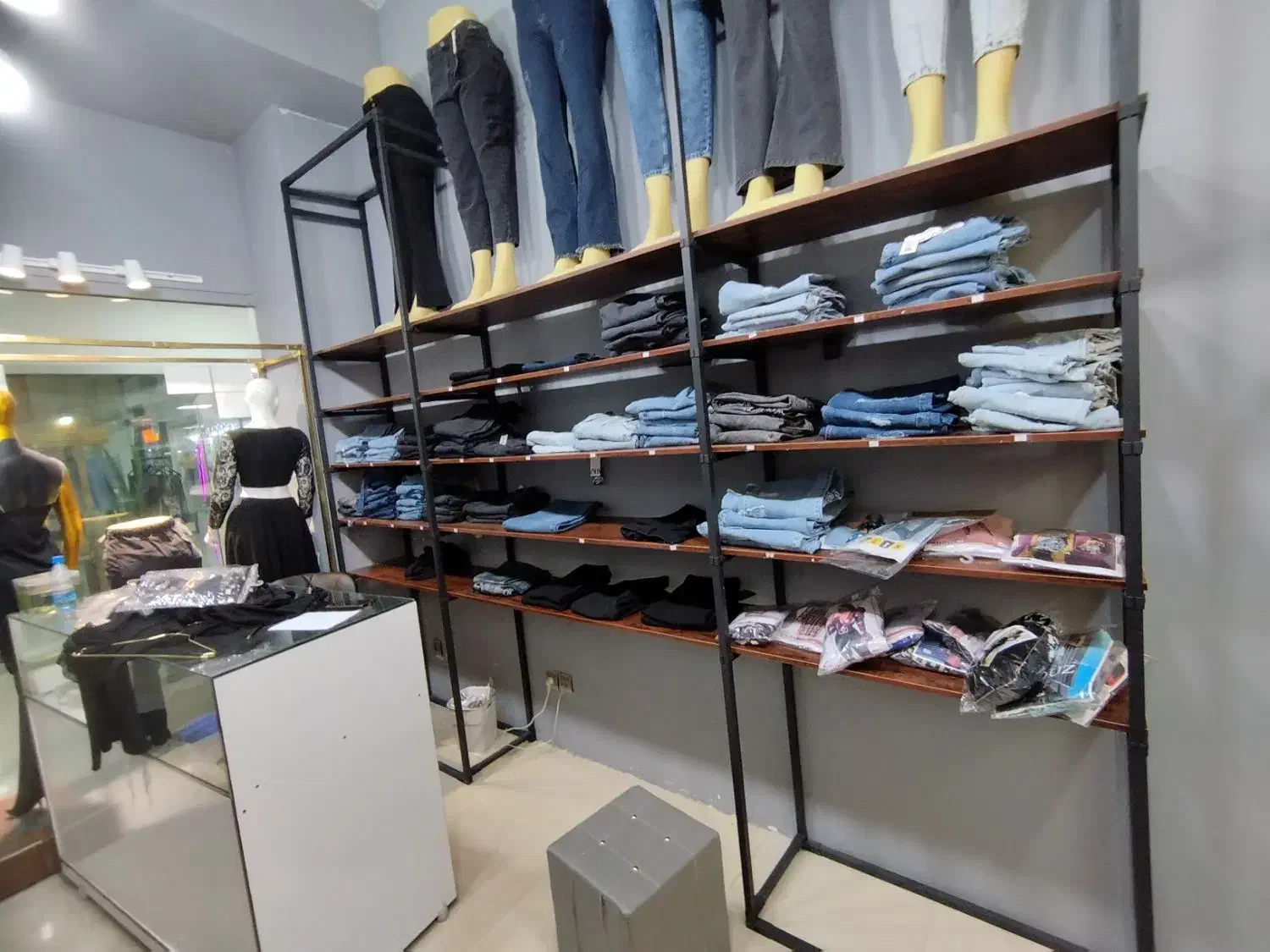 واگذار دکور جنس و مغازه مجتمع فردوسی زنانه|لباس|فیروزآباد (فارس), |دیوار