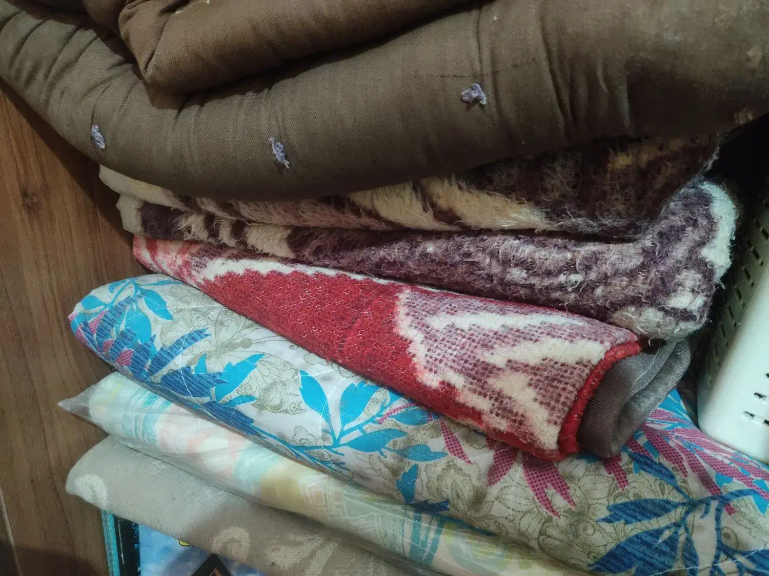 تعدادی پتو تمیز|رختخواب، بالش، پتو|بابلسر, |دیوار