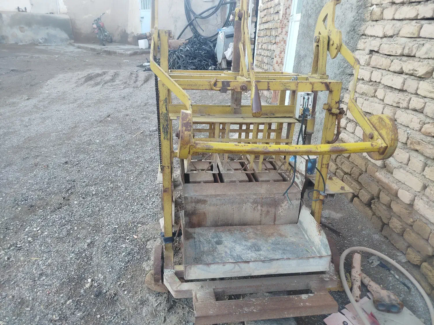 بلوک زن سه تای|ابزارآلات|زنجانرود, |دیوار