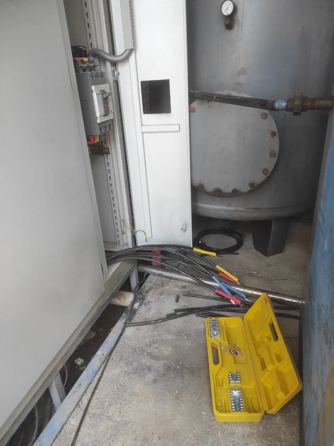 خدمات برق صنعتی(تابلو برق)|خدمات پیشه و مهارت|کاشان, باهنر|دیوار