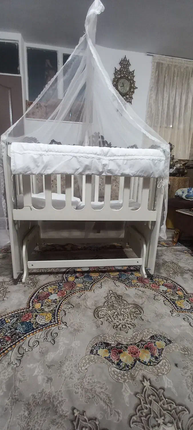 تخت گهوارهای کودک درحدنو|تخت و صندلی بچه|تهران, خاک سفید|دیوار