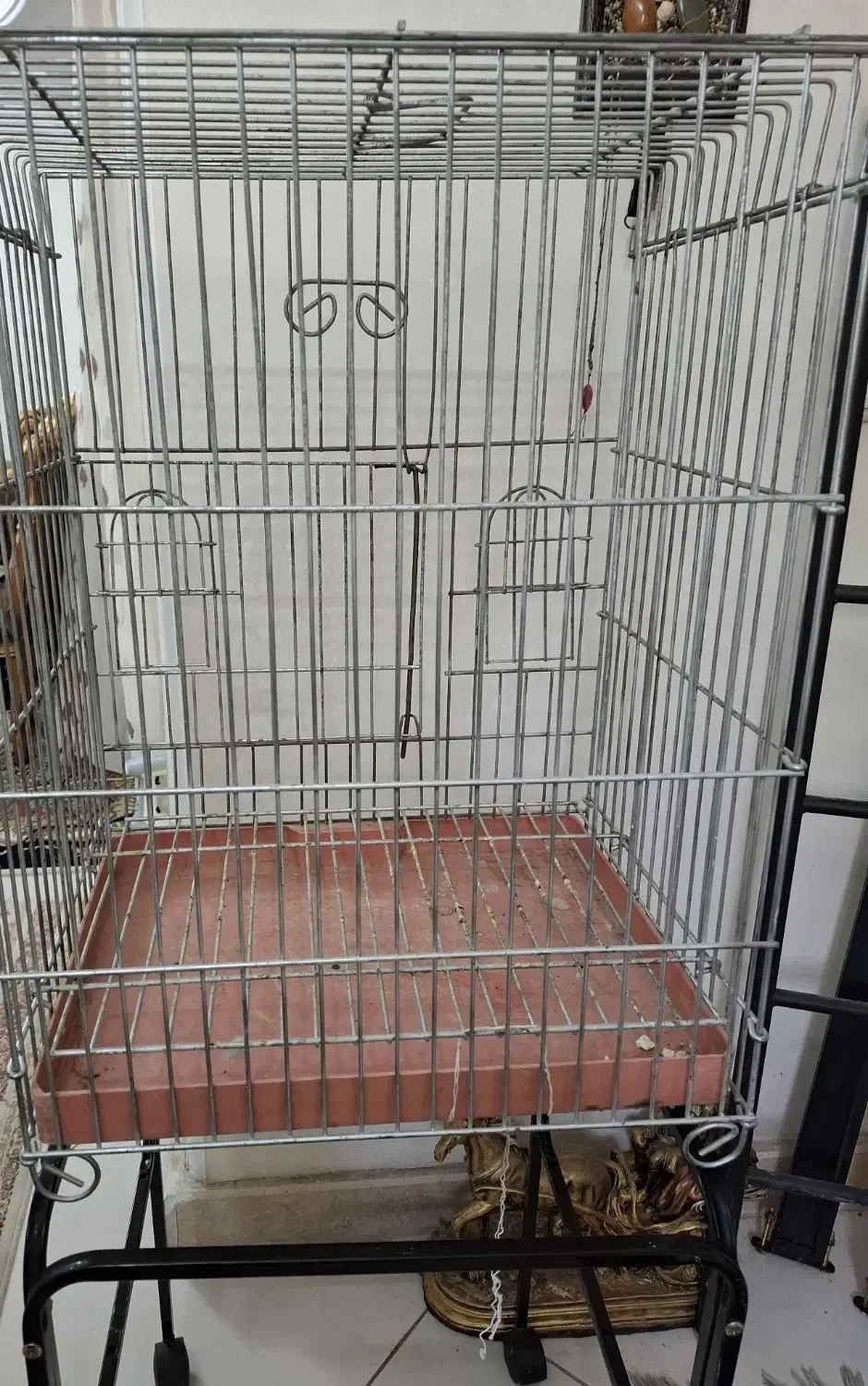 قفس پرنده بزرگ همراه با پایه بزرگ|لوازم جانبی حیوانات|اندیشه, اندیشه فاز ۳|دیوار