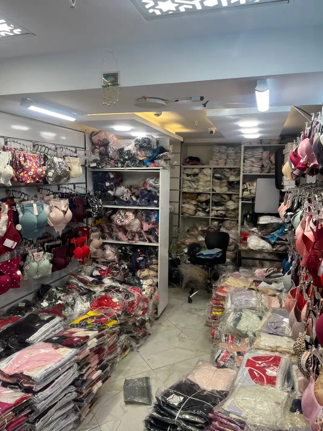 به یک خانم جوان جهت فروشندگی لباس زیر زنانه|استخدام بازاریابی و فروش|تهران, بازار|دیوار