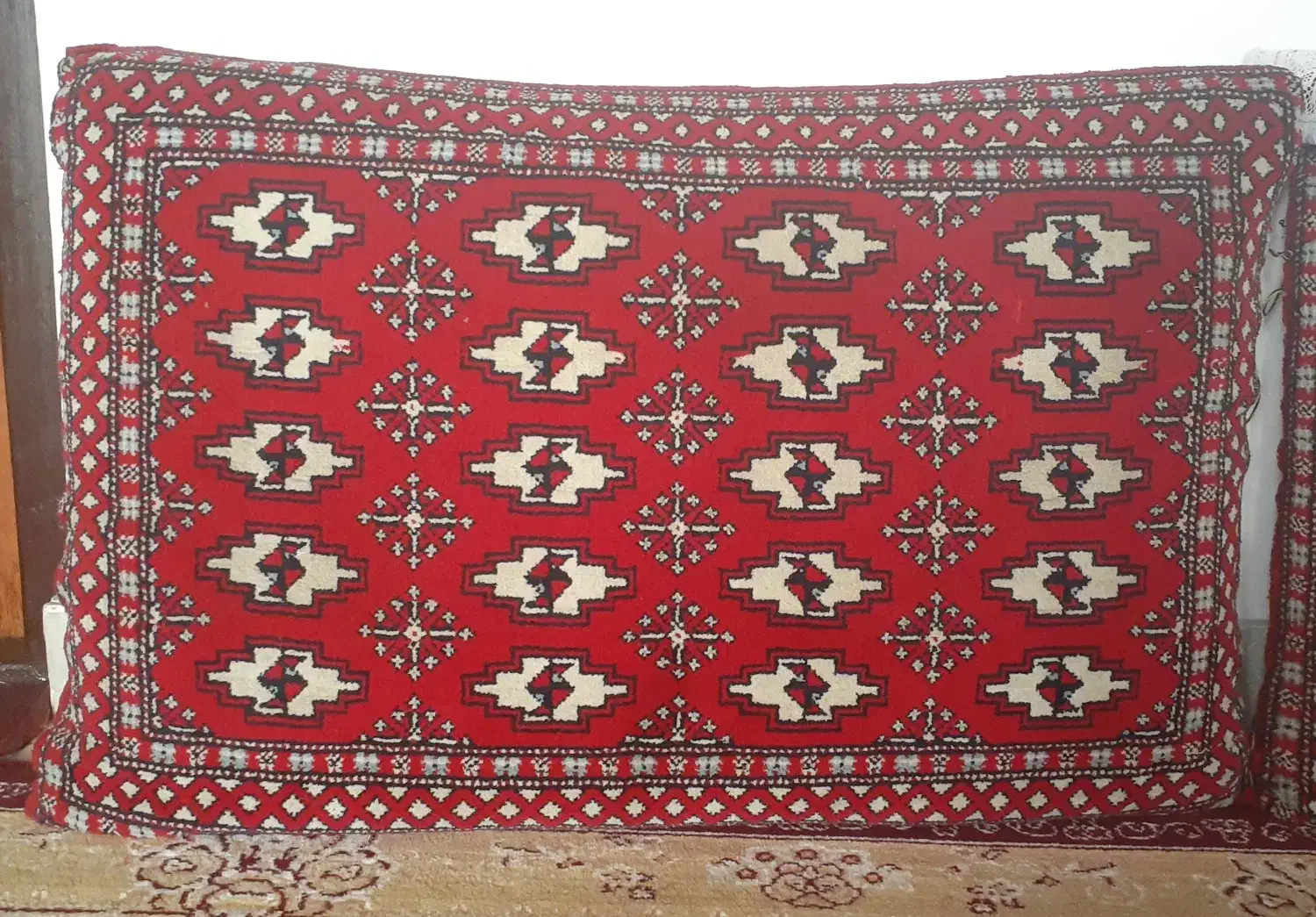 پشتی سنتی|پشتی|صومعهسرا, |دیوار