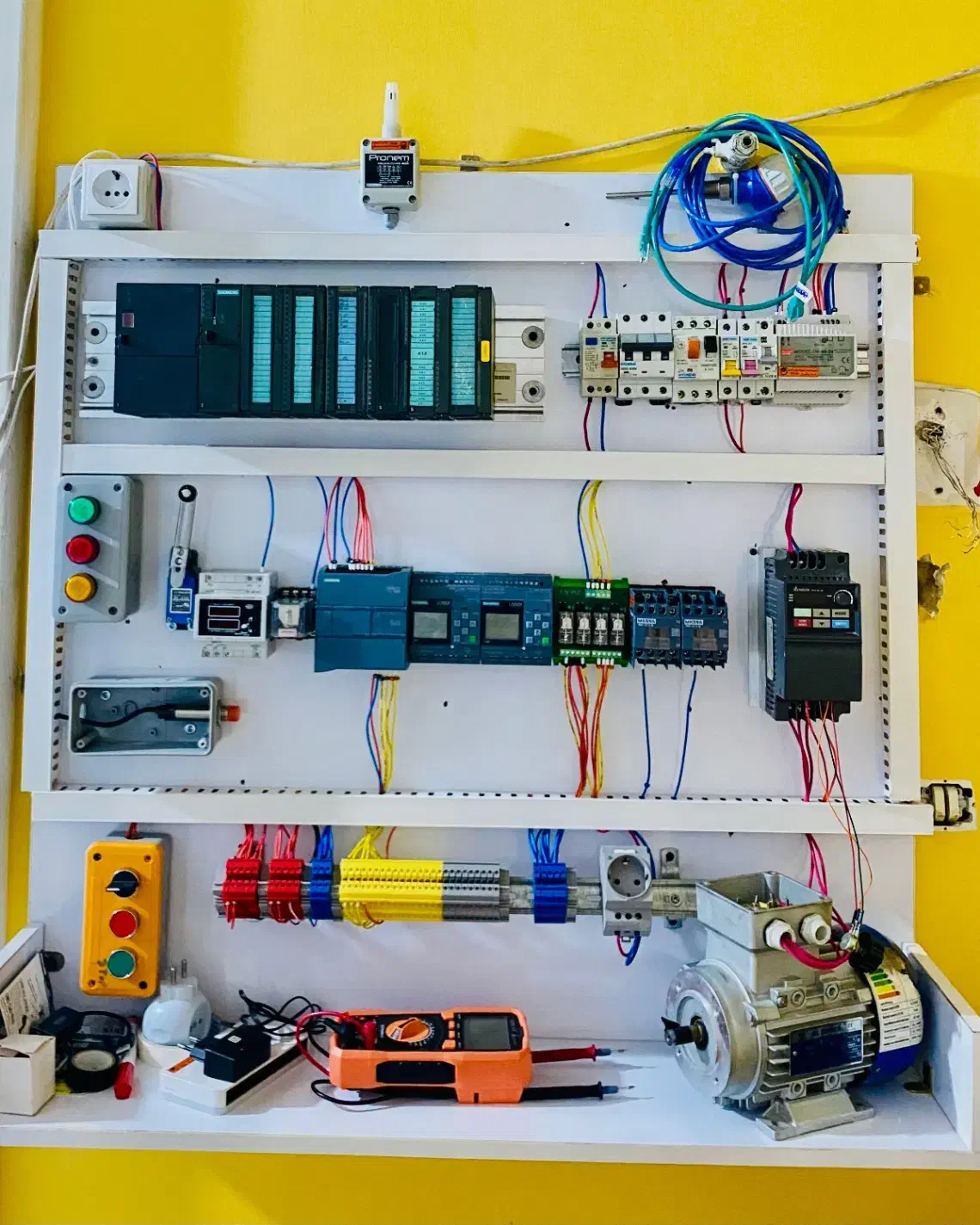 آموزش تخصصی   پنل خورشیدی  پی ال سی زیمنس|خدمات آموزشی|اصفهان, همت‌آباد|دیوار