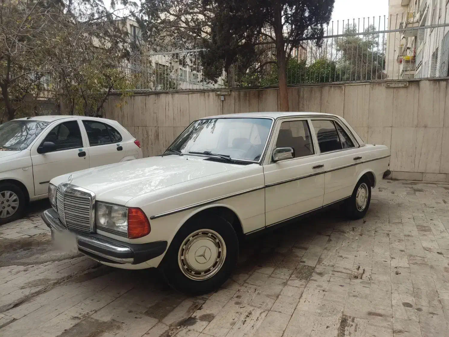 مرسدس بنز سفید موتور مشکی E200 1982|خودرو کلاسیک|تهران, بهجتآباد|دیوار