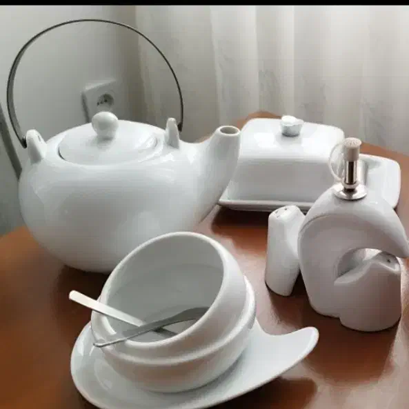 سرویس چینی صبحانه.پارچ و سینی|ظروف سرو و پذیرایی|خرم‌آباد, |دیوار