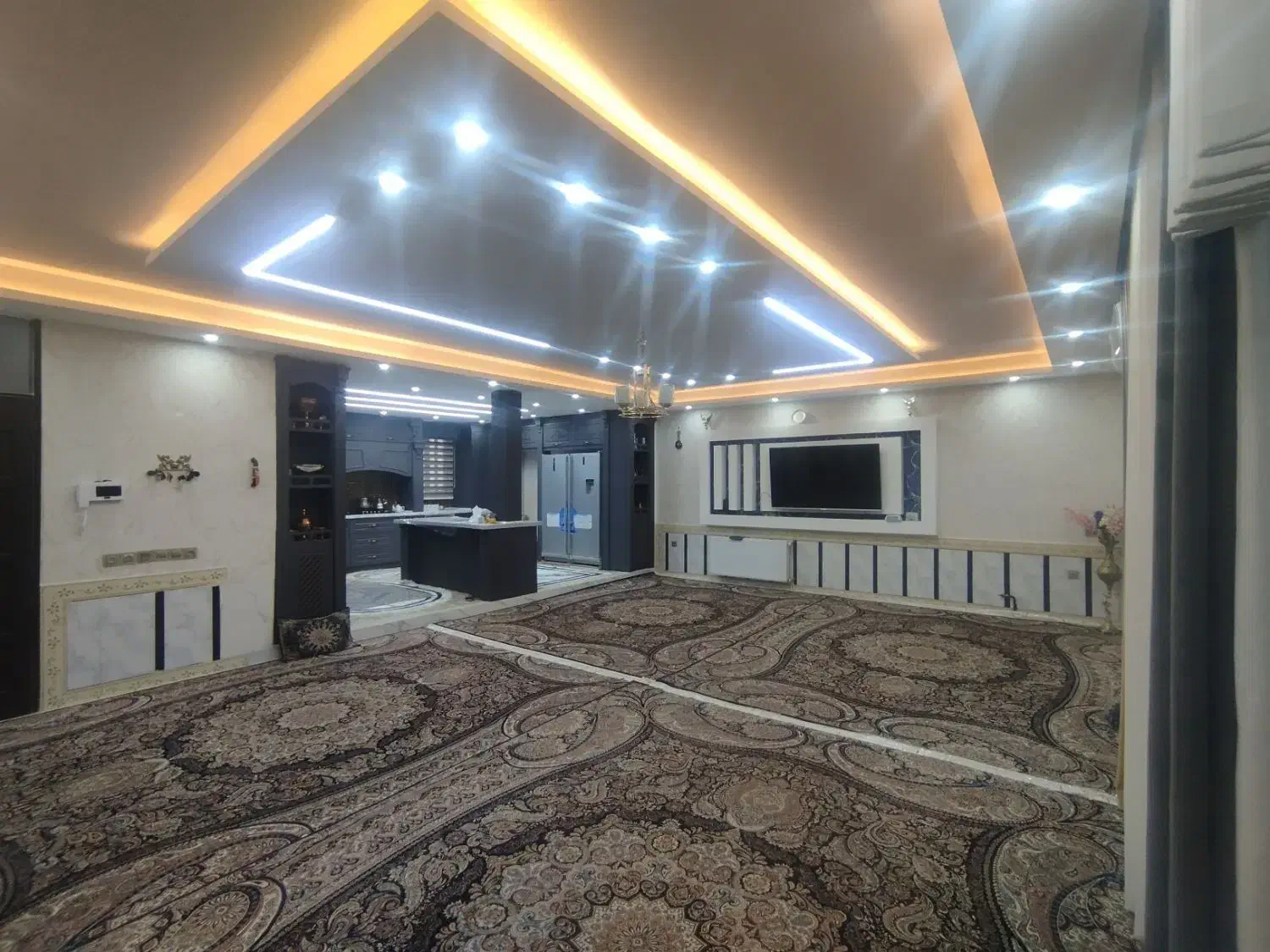 ساختمان سه طبقه 210متری سه نبش گلدشت شرقی خ لاله|فروش خانه و ویلا|خرم‌آباد, |دیوار