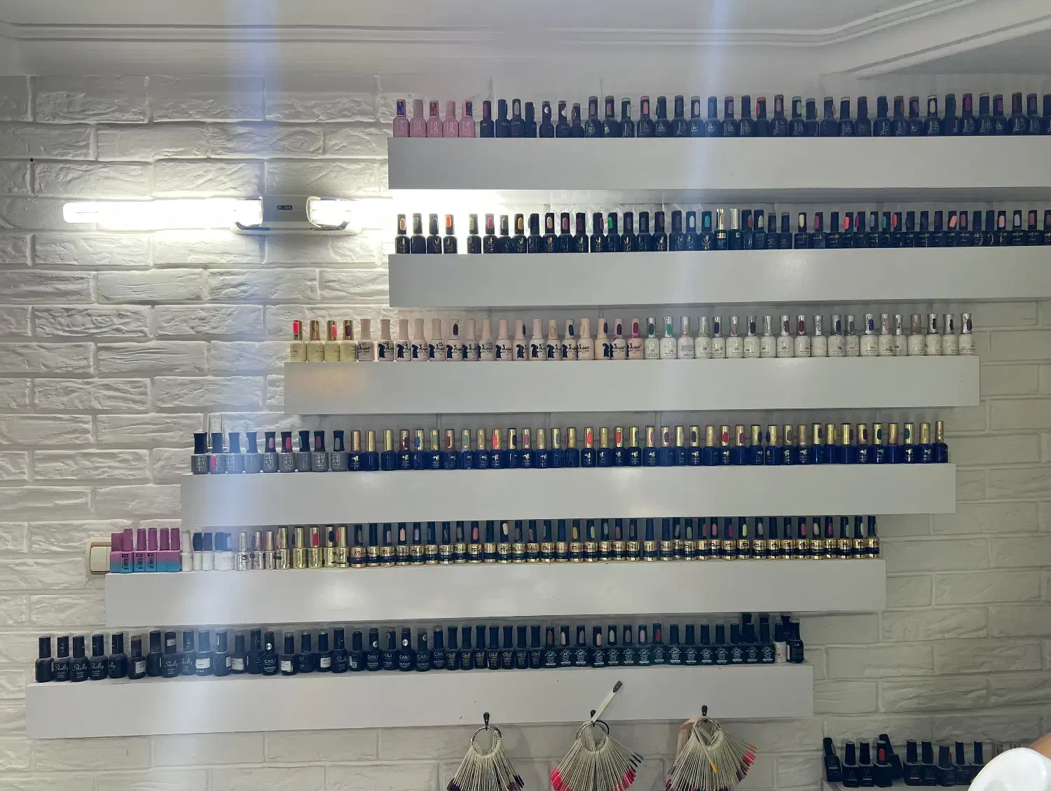 استند لاک|آرایشگاه و سالن‌های زیبایی|لنگرود, |دیوار