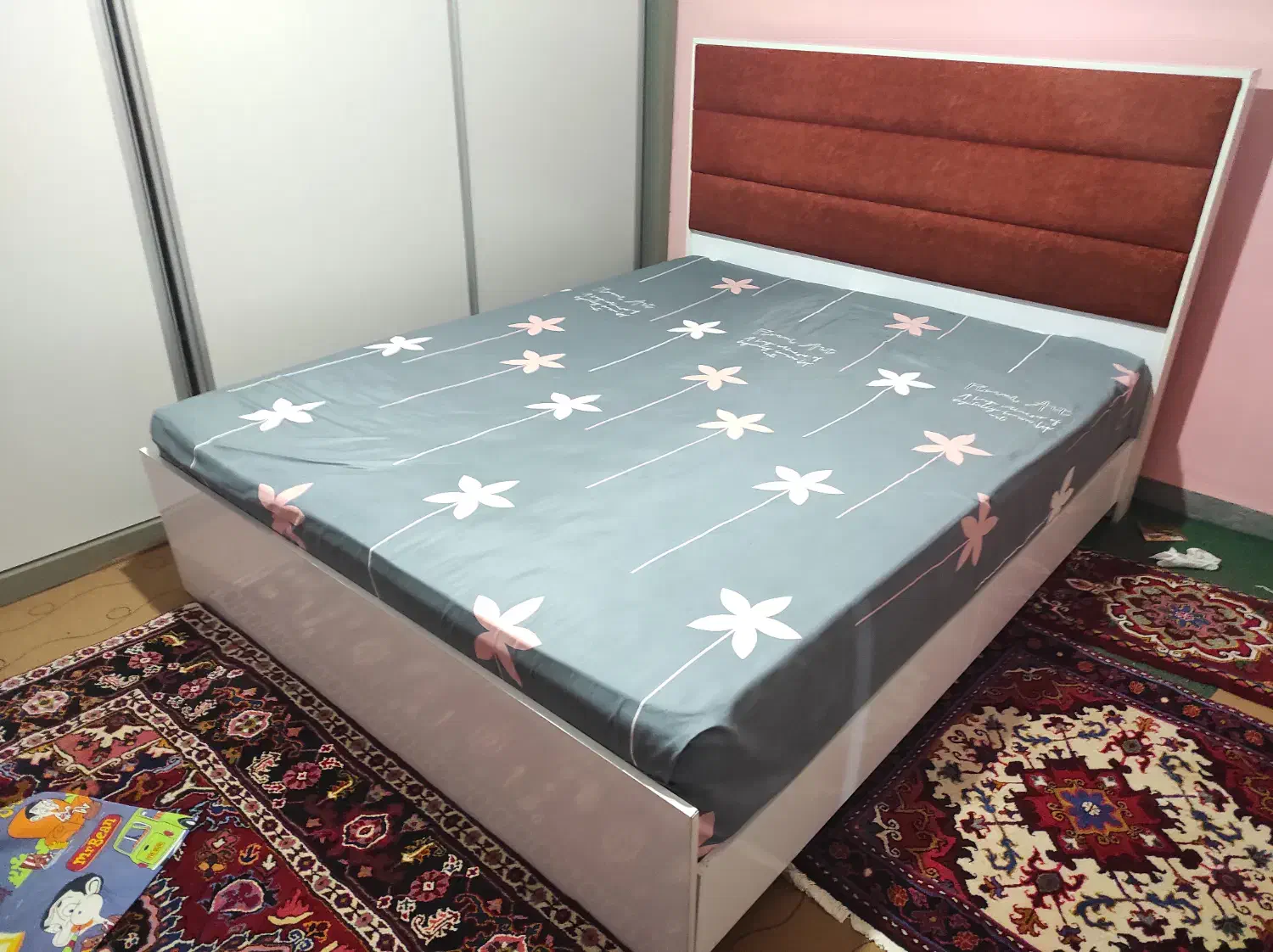 تخت دو نفره با تشک طبی|تخت و سرویس خواب|هریس, |دیوار