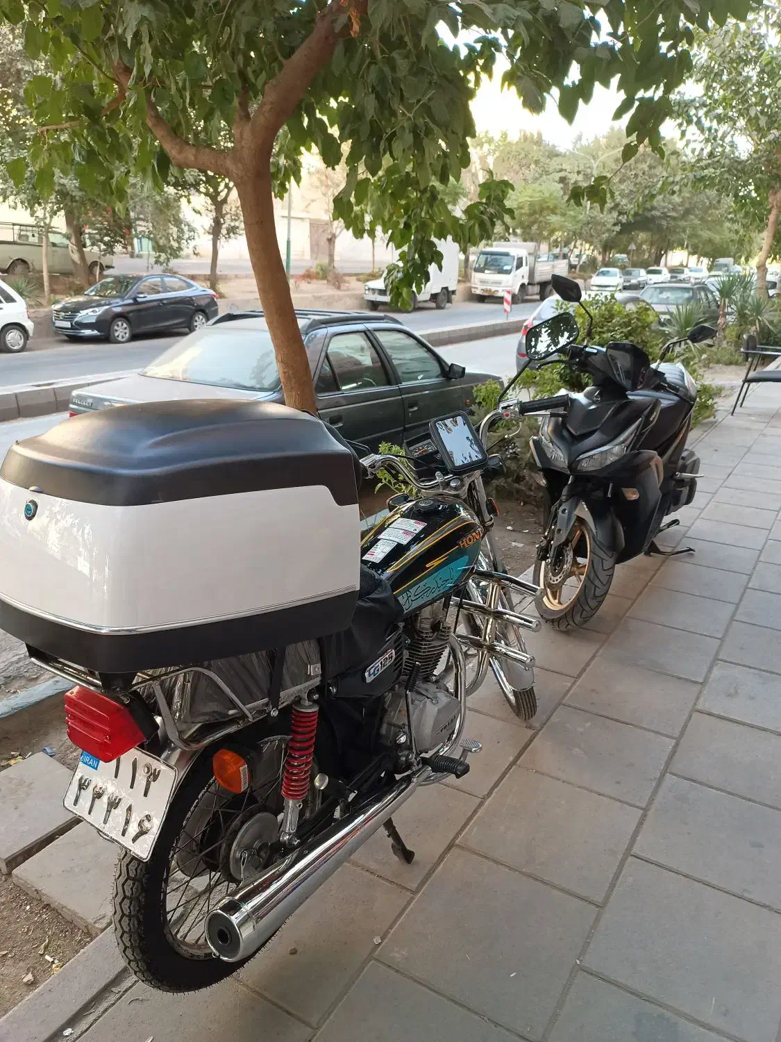 موتور هندا|موتورسیکلت|ری, شهادت|دیوار