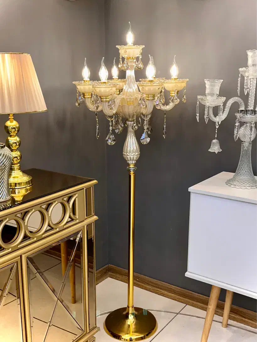 آباژور ایستاده کنارسالنی کریستالی|چراغ خواب و آباژور|تهران, اکباتان|دیوار