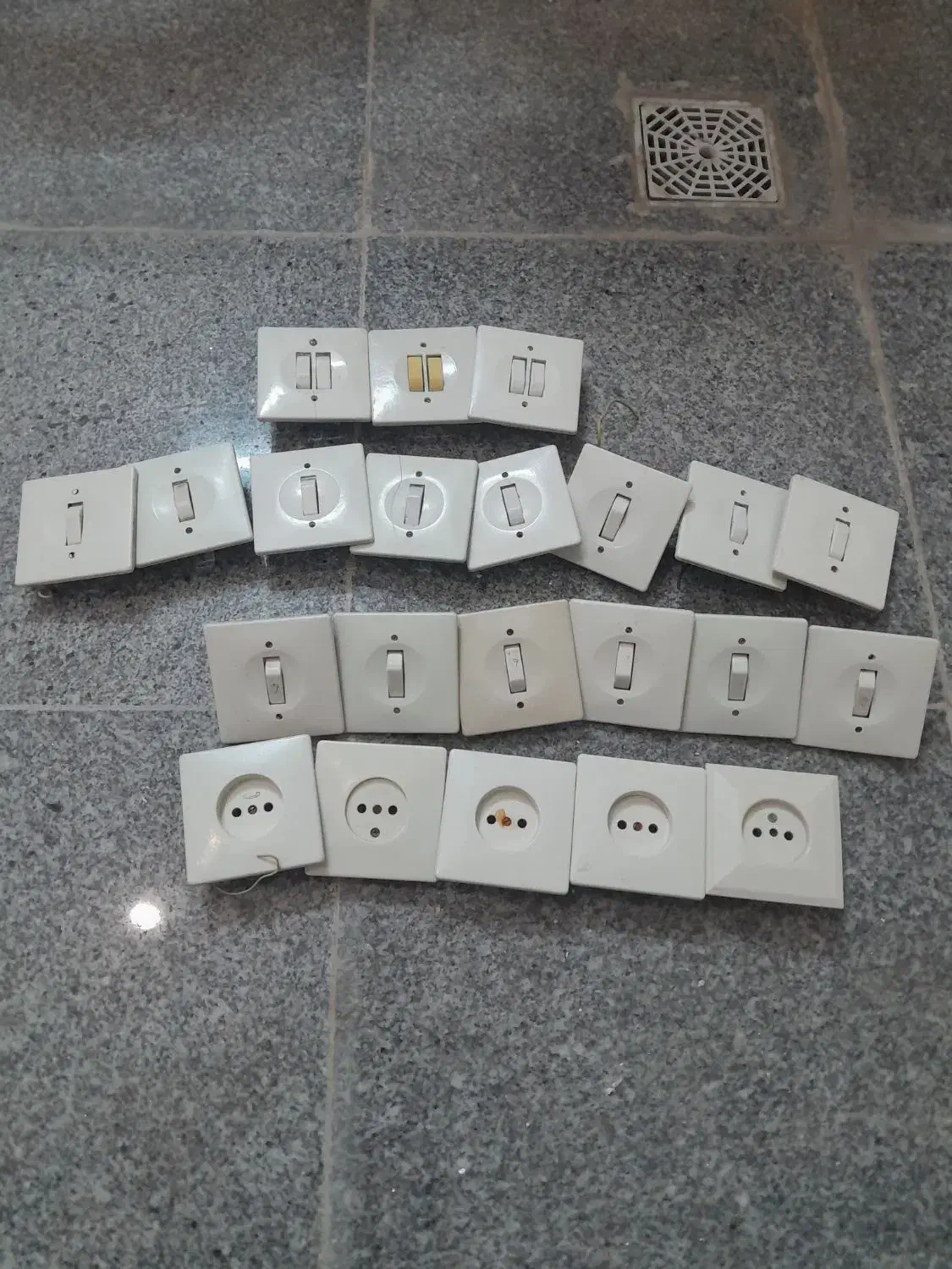 کلید پریز برق دونه ۲۰ تومان|حراج|قم, امامزاده ابراهیم|دیوار