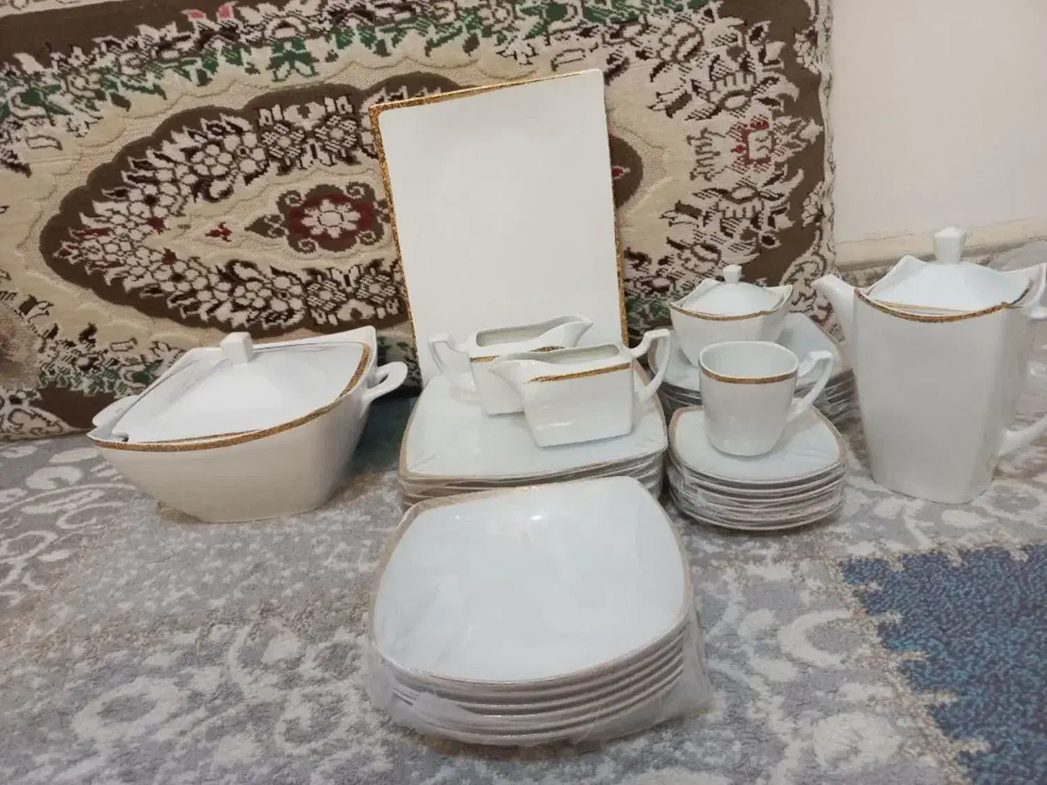 چینی طوس 18نفره|ظروف سرو و پذیرایی|سبزوار, باهنر|دیوار