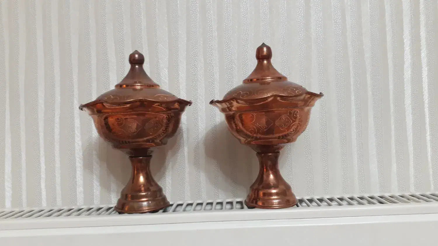 یک جفت قندان مسی قلم کاری نونو پایه دار.|ظروف سرو و پذیرایی|یزد, |دیوار