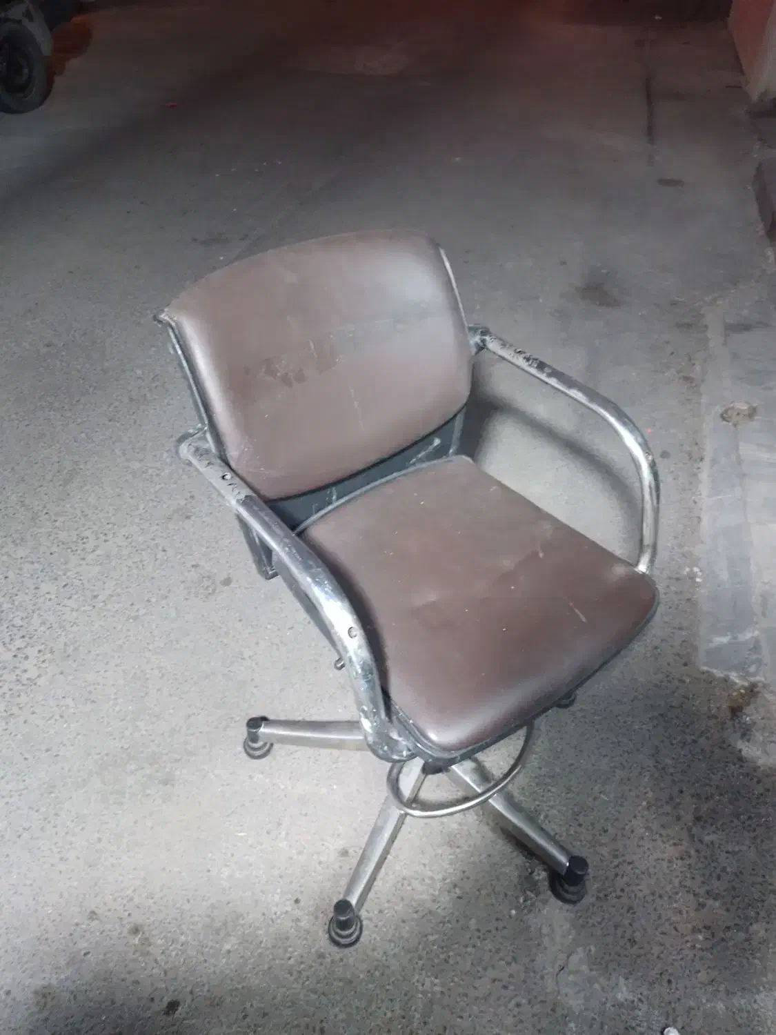 صندلی جکدار سالم|صندلی و نیمکت|رشت, باهنر|دیوار