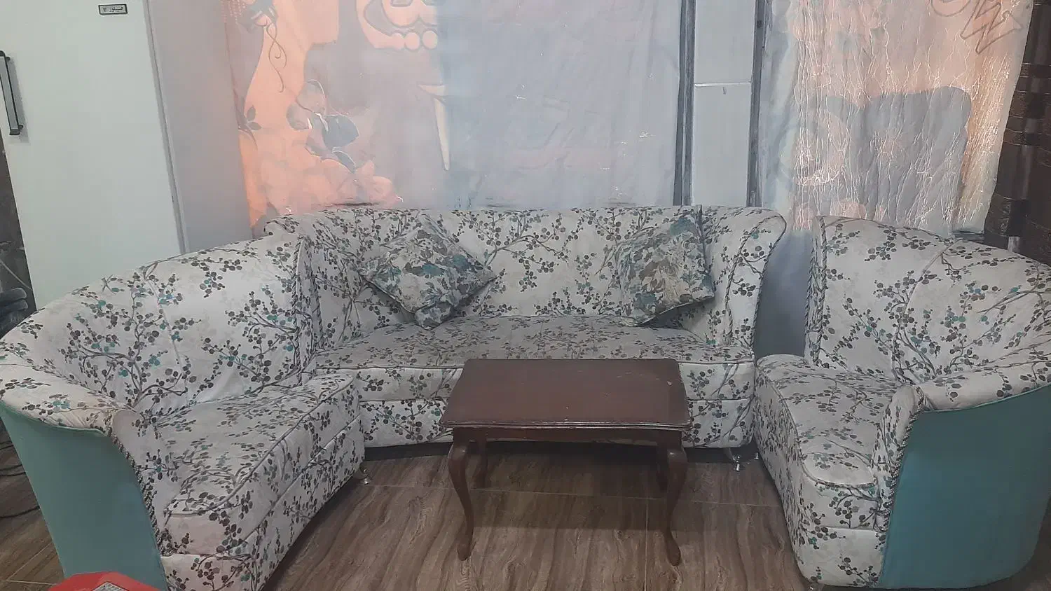 یک دست مبل  با میز جلو مبلی  بفروش می رسد|مبلمان خانگی و میز عسلی|قم, فرهنگیان و شهربانی|دیوار