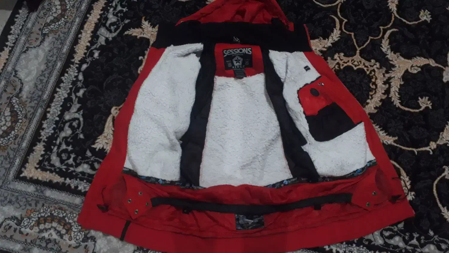 کاپشن خارجی|لباس|قم, ولیعصر|دیوار