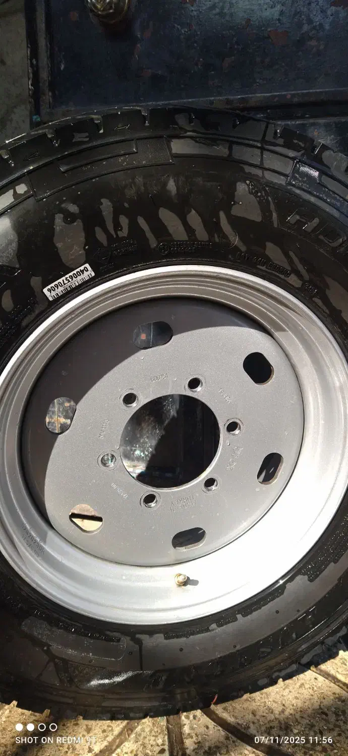 لاستیک نیسان سیمی با رینگ ترک در حد نو|قطعات یدکی و لوازم جانبی|رودبار, |دیوار