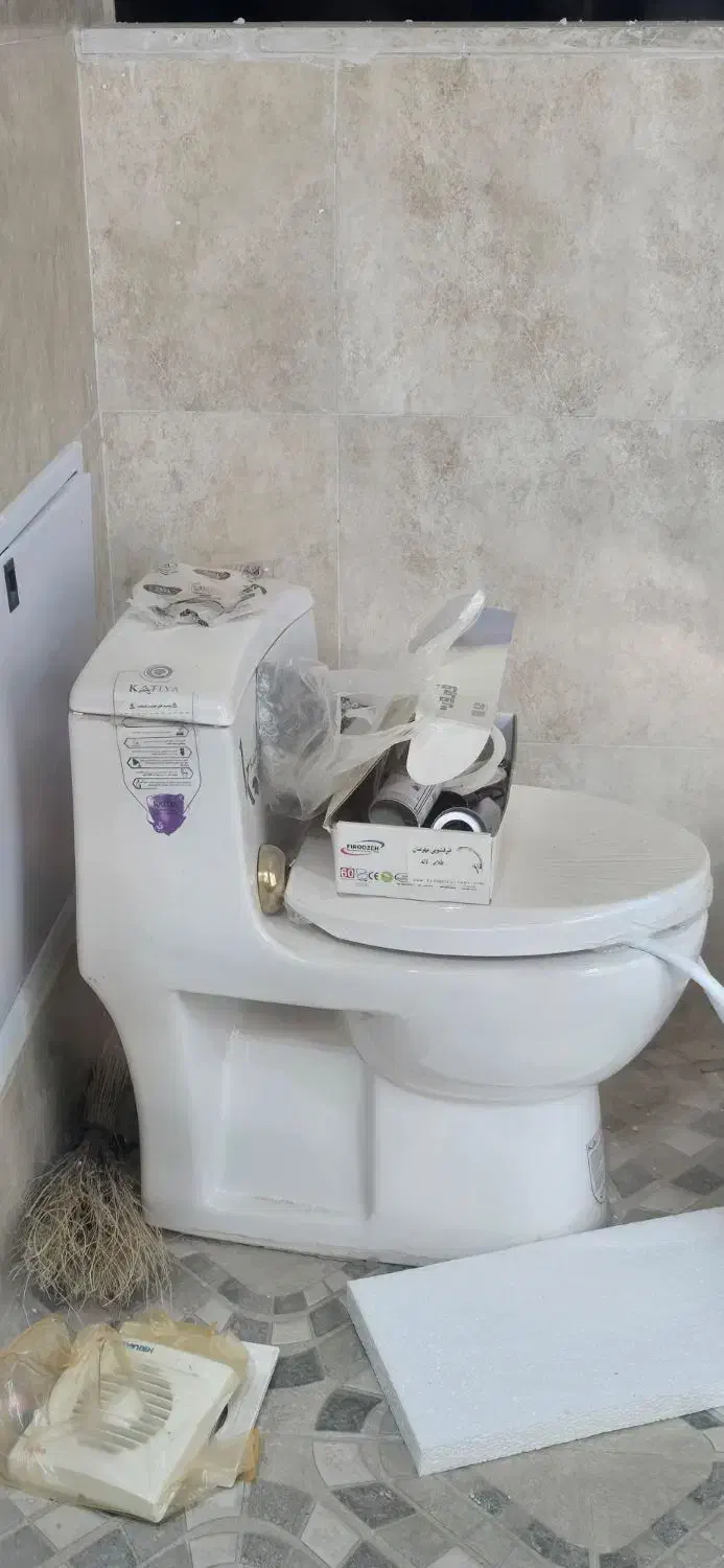 توالت فرنگی نو نو استفاده نشده|لوازم سرویس بهداشتی|خرم‌آباد, |دیوار