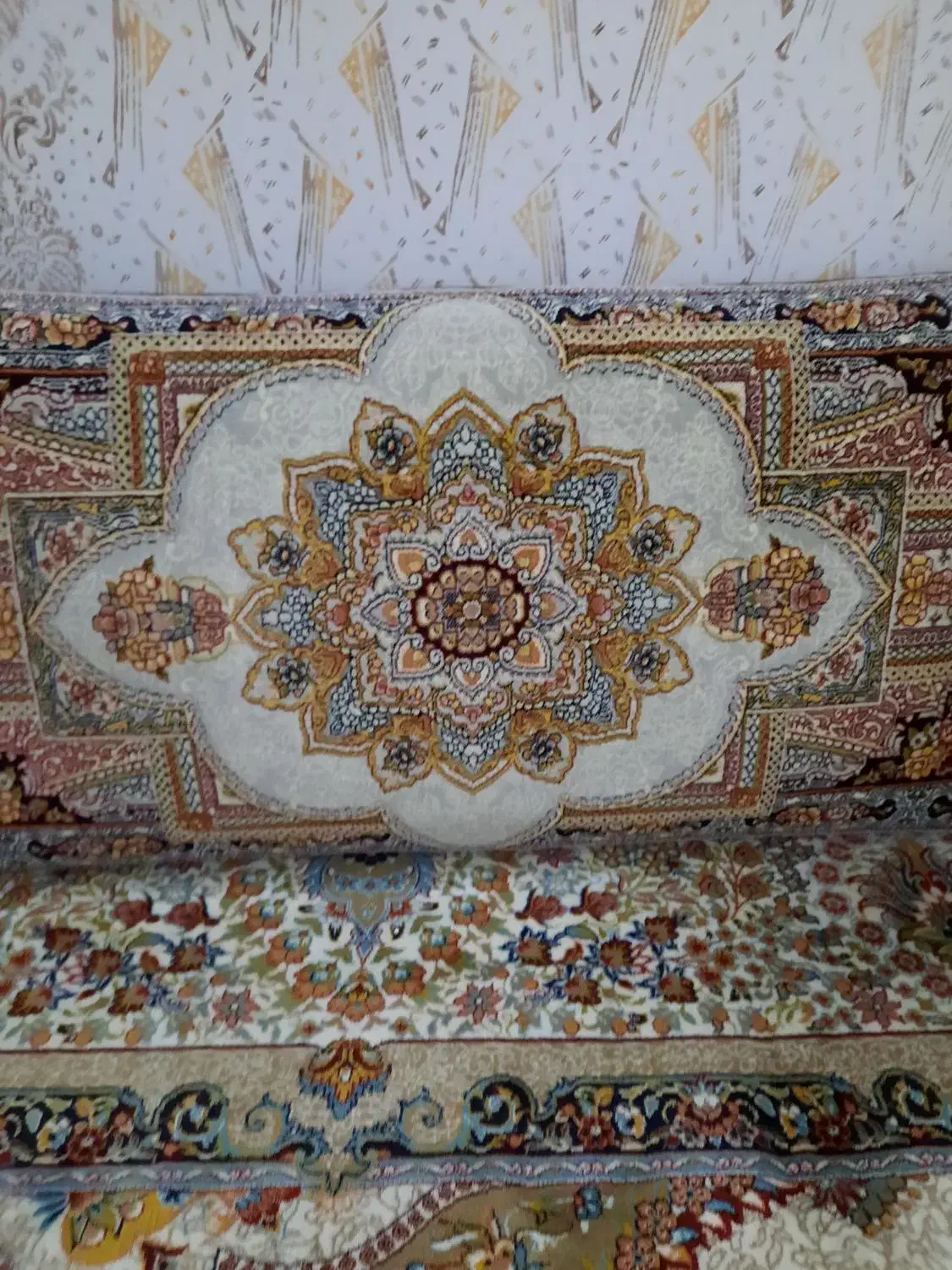 یک جفت در حد نو|پشتی|مشهد, کارمندان دوم|دیوار