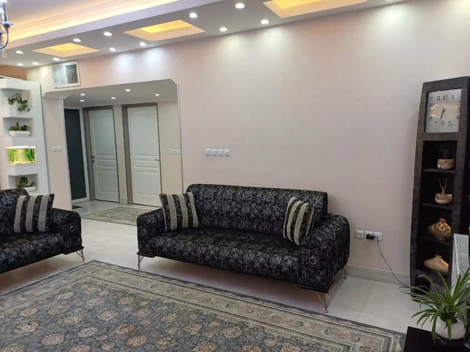 مبل شیک و مدرن در حد نو دو عدد سه نفره|مبلمان خانگی و میز عسلی|شیراز, گویم|دیوار