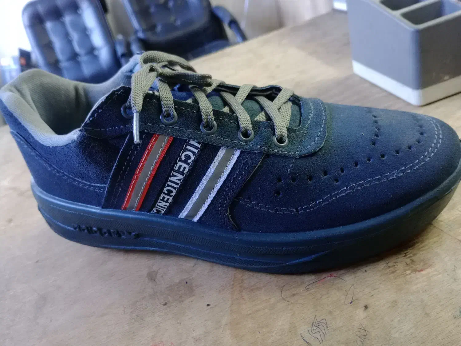 کفش|کیف، کفش، کمربند|قم, شهر قائم|دیوار