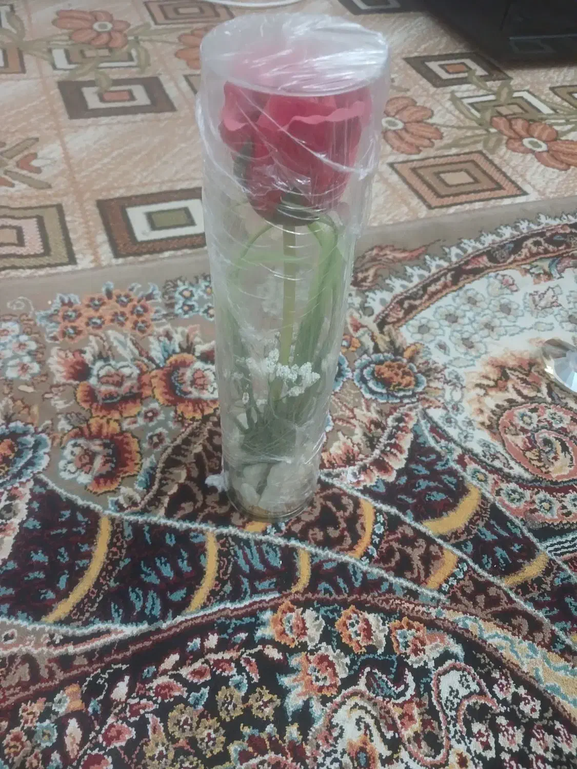 گلدانی شیشه ای با گل مصنوعی|گل مصنوعی|تهران, هفده شهریور|دیوار